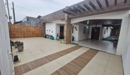 Casa com 3 dormitórios sendo 1 suíte em Condomínio Fechado no Bairro de Jardim Petrópolis - 444m²