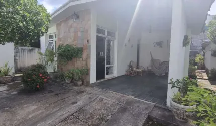Casa com 3 quartos sendo 1 suíte + 4 salas comercias na Gruta de Lourdes - 360m²