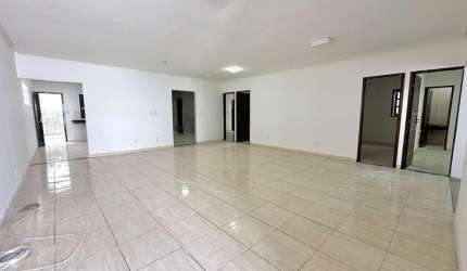 Casa com 3 quartos sendo suíte, localizada no bairro da Serraria