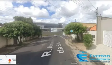 Terreno de 360 m², fica na rua em frente ao Pátio Sabiá