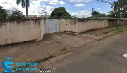 Terreno de 6000 m² no Bairro Chácaras Tubalina e Quartel - Topografia plana e muro alto em todo o perímetro