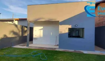 Casa moderna, com 2 quartos (um suíte) e cozinha e sala integradas.