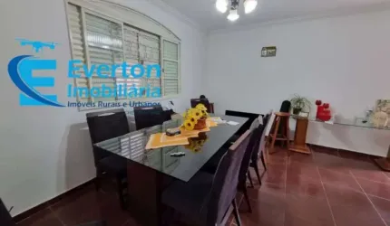 Casa com 3 quartos, sendo um suíte, espaço gourmet e vaga para 2 carros.