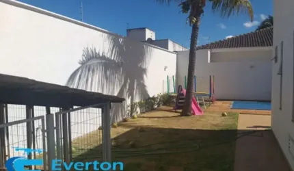 Casa térrea, bem construída, com 4 quartos (2 suítes), piscina, quintal grande, a  100 metros do UMC.