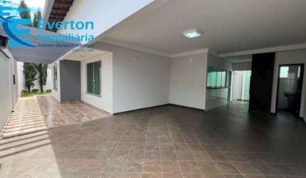 Casa térrea de 180 m², muito bem construída, com 3 quartos (1 suíte), 2 vagas, em terreno de esquina.