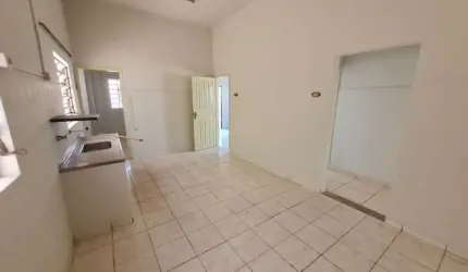 Área de 800 m² no coração do Bairro Nossa Senhora Aparecida, com 4 casas antigas e um cômodo comercial..