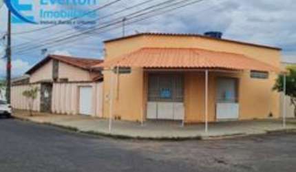 Casa com 3 quartos piso taboa corrida, suite, garagem, cômodo de comercio na esquina