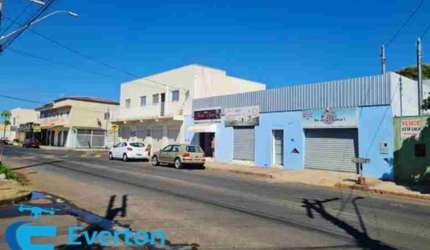 4 Cômodos comerciais totalizando 276 m² e 2 aptos de 63 m² cada, na Av. José Abdulmassih, 620.