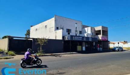 Cômodo comercial de 170 m² e 2 aptos no pavimento superior.