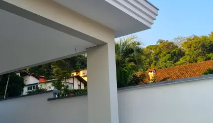 Excelente Sobrado na lateral da Rua Otto Boehm, com 4 quartos, nova e pronta para morar.