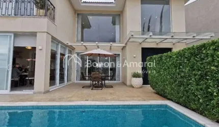 Casa de Condomínio com 315 m², 3 quartos e 6 banheiros.