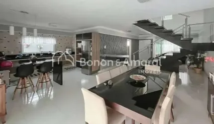 Casa com 3 Quartos e 4 banheiros à Venda, 250 m² por R$ 1.600.000