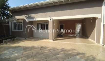 Casa Ampla com 3 Suites, Piscina e Localização Privilegiada