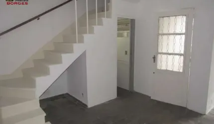 SOBRADO BEM LOCALIZADO, 3 DORM, VARANDA E QUINTAL COM VALOR IMPERDÍVEL!