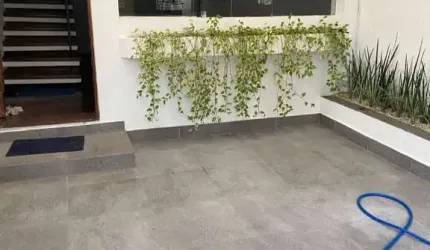 CASA ACONCHEGANTE - LOCALIZAÇÃO ÓTIMA NA CHÁCARA SANTO ANTONIO.