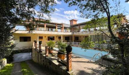 Bela casa em condomínio fechado na Granja Vianna!