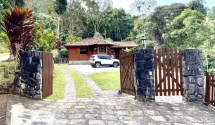 2 casas e edícula em condomínio fechado com 1.000m2
