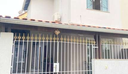 Linda casa duplex em  condomínio fechado.