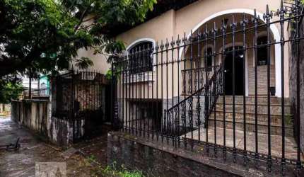 Casa com 4 quartos, área gourmet, varanda e vaga.