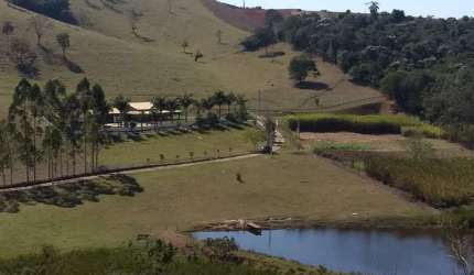 SÍTIO EM IGARATÁ/SP COM LAGOS, CAMPO DE FUTEBOL E SAUNA