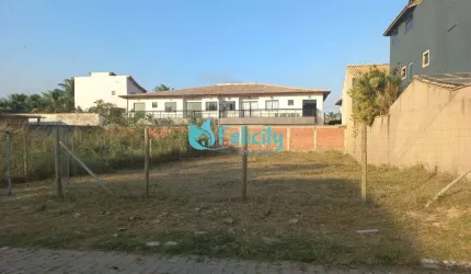 Terreno de 14m por 28m, 392m2 de área total na Praia do Foguete