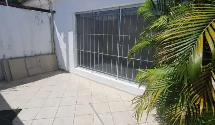 Casa à venda em rua pública, GRUTA DE LOURDES , Maceió, AL