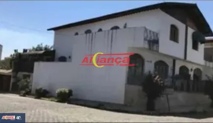 Sobrado com 4 quartos sendo 1 suíte com banheira, sala e cozinha ampla,  varanda com churrasqueira e