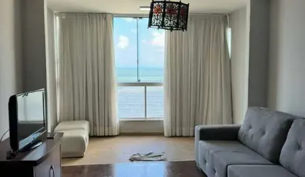 Apartamento frente mar com 02 dormitórios sendo 01 suíte + dependência de empregada!