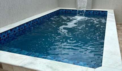 CASA  A VENDA   EM  ITANHAEM  COM 81 METROS  3 DORMITORIOS  E PISCINA  E CHURRASQUEIRA  3 VAGAS DE GARRAGEM