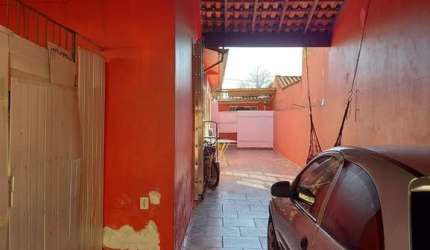 Casa com 5 Kitnets, sendo 1 com  Quarto, WC., Sala, Cozinha e A.S., e 4 Kitnets com Quarto, WC., Cozinha e A.S., 3 Vagas de garagem. Ótimo negócio, para investidor e ter uma renda mensal. Excelente lo