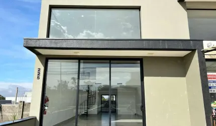 Salão para locação no Jd. Montreal:  Salão com 132m² Copa com bancada Mezanino 2 banheiros sendo 1 adaptado Área de serviço nos fundos
