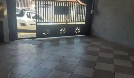 Casa com 3 Dormitórios (sendo 1 Suíte com ar condicionado),  WC. social, Sala, Cozinha planejada com cooktop e forno, A.S., Área gourmet com churrasqueira e 2 vagas de garagem coberta, portão eletrôni