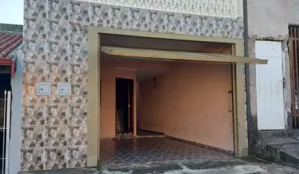 Sobrado com 6 dormitorios, 3 WCs., Sala, Cozinha, A.S., Fogão à lenha, 2 Vagas de garagem.  Excelente localização.