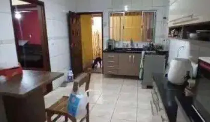 SANTO ANDRÉ Casa com 2 dormitórios, espaço gourmet com churrasqueira, 1 vaga de carro e 1 vaga de moto ótima localização e valor  !!!