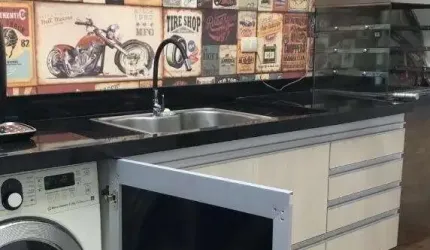 Sobrado em condomínio com 124m² - 2 dormitórios sendo 1 suíte com varanda, 2 banheiros e um lavabo,