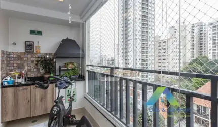 PORTEIRA FECHADA - Apto em 75m² com 2 dormitórios, 1 suíte, 1 varanda gourmet recém reformado e moderno, pronto para morar com 2 vagas de garagem fixas e cobertas..