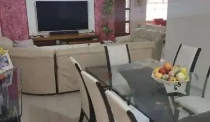 Sobrado com 4 dormitórios, 4 banheiros e com piscina em Bosque da Saúde/SP!