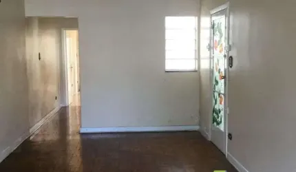 Ótima casa com 3 dormitórios, 5 vagas de garagem em bairro tranquilo e próximo a comércios e principais avenidas com excelente valor !