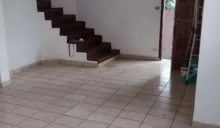 Sobrado com 200 metros construídos, 2 dormitórios, 4 vagas quintal excelente localização e valor !