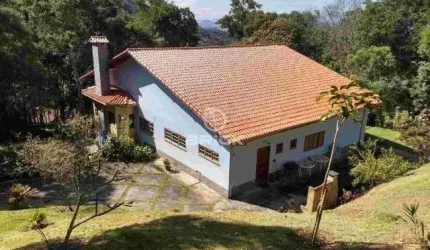 Casa com 4 quartos sendo 2 suítes com 4.864 m² de terreno em condomínio em Quebra Frascos - Teresópolis/RJ.