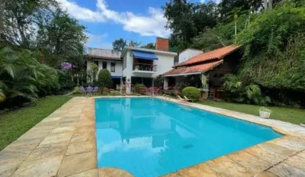 Casa com 5 quartos sendo 3 suítes em condomínio no Parque do Imbuí - Teresópolis/RJ.