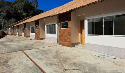 Casa com 2 quartos sendo 1 suíte em condomínio em Albuquerque - Teresópolis/RJ.