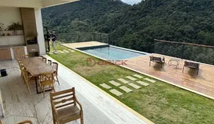 Casa com 4 suítes em condomínio em Vargem Grande - Teresópolis/RJ.