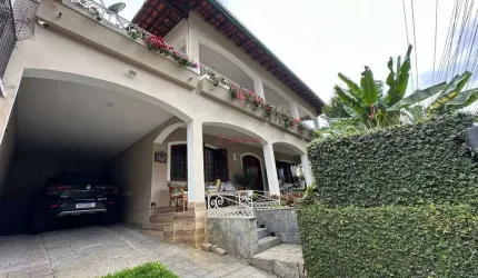 Casa independente com 4 quartos sendo 2 suítes no Vale do Paraíso - Teresópolis/RJ.