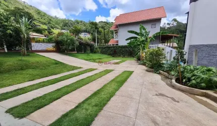 Casa com 3 quartos sendo 1 suíte em condomínio em Sebastiana - Teresópolis/RJ.
