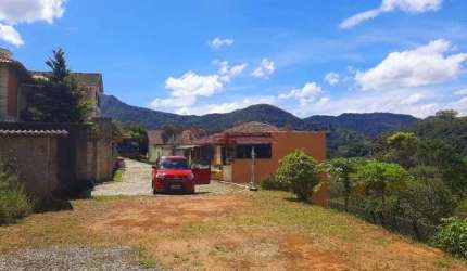 Terreno com 400 m² com platô em condomínio na Cascata do Imbuí - Teresópolis/RJ.