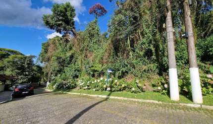 Terreno com 650 m² em condomínio no Comary - Teresópolis/RJ.