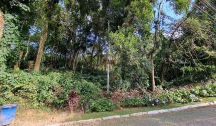 Terreno com 690 m² em condomínio no Comary - Teresópolis/RJ.