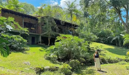 Casa linear com 3 quartos sendo 1 suíte em condomínio em Quebra Frascos - Teresópolis/RJ.