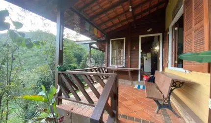 Casa de campo com 1.680 m² de terreno em Vieira - Teresópolis/RJ.